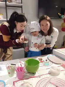  张柏芝带lucas小q做饼干小儿子笑起来像极了谢霆锋