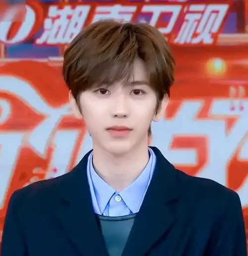  蔡徐坤王一博录节目站一起,脱离后期精修,真实颜值对比很显然
