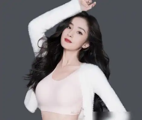  杨幂穿性感黑色吊带裙,大秀美背自信闪耀,妩媚而自信身材绝佳