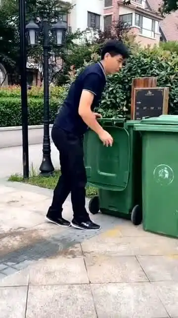  现在还有多少人愿意扶起倒下的垃圾桶