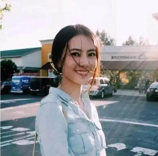  卖智商低下的人设全身都假得不行的她,怪不得王思聪都说做作得要死...