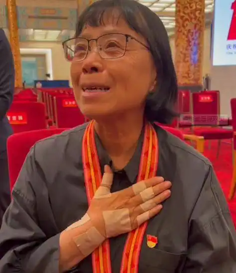  张桂梅获七一勋章,身患重病却硬撑我更愿意把钱花给孩子们