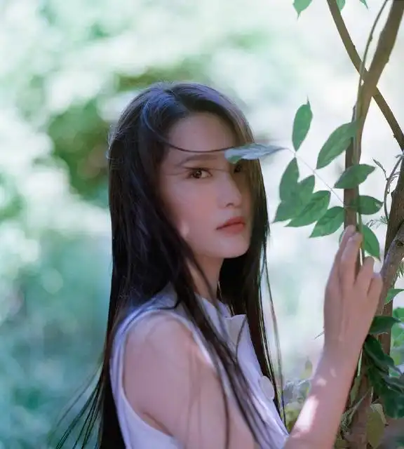  李沁真的太养眼了,黑长直配白衬衫演绎绿茶风,气质太惊艳了