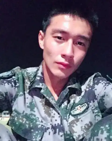  喜欢秀身材的兵哥哥们都好帅惹
