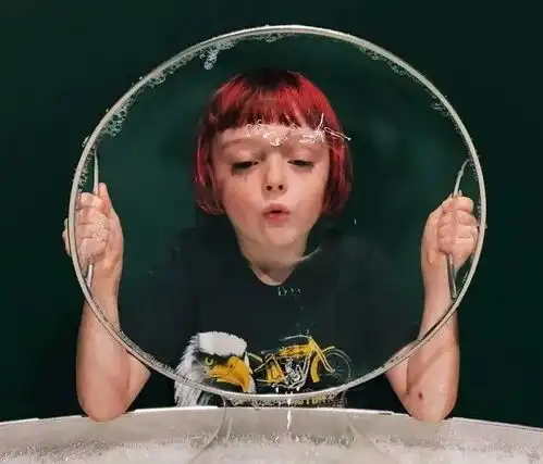  熊孩子小学生在家发抖音,结果妈妈洗澡被直播