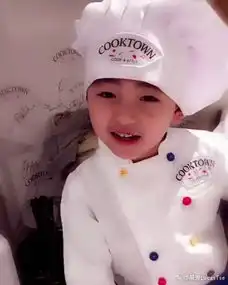 张柏芝带小儿子做饼干小q厨师装卖萌超可爱