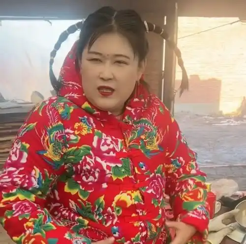  41岁网红杨立新被男友杀害后续母女骨灰放寺庙,继父和老公送别