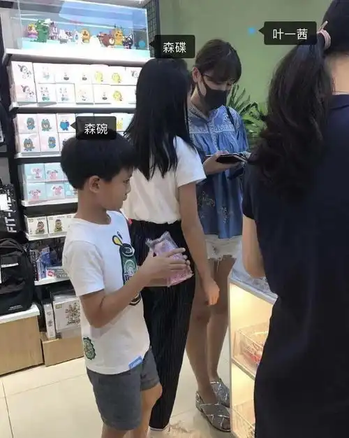  叶一茜带儿女逛商场,穿民族风如少女,11岁森碟漂亮儿子五官精致
