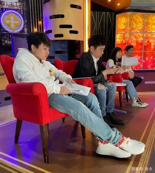  16岁小小彬瘦身后罕露面,走红后想做普通人,鼓励爸爸娶三婚妻子