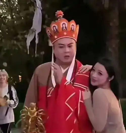  唐僧模仿者爆红网络戴佛帽身披袈裟,形象和徐少华相差无几