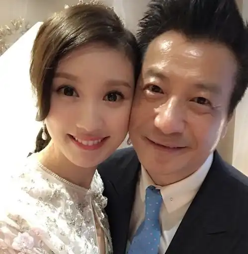  石修庆73岁生日,和儿媳贴脸照被指太亲密,41岁儿子比爸爸帅