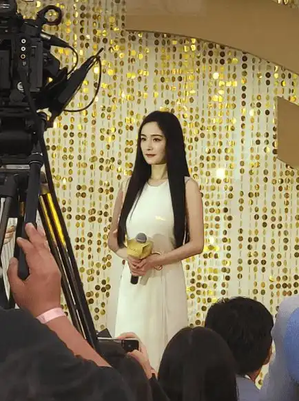  杨幂重回清纯,一袭黑长直配白裙美回校园时代,生图下瘦的过分