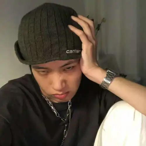  高诗男生头像高清风格