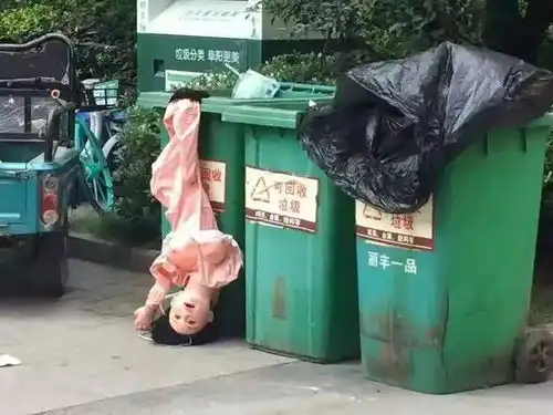 鸭梨烂了倒垃圾桶图片