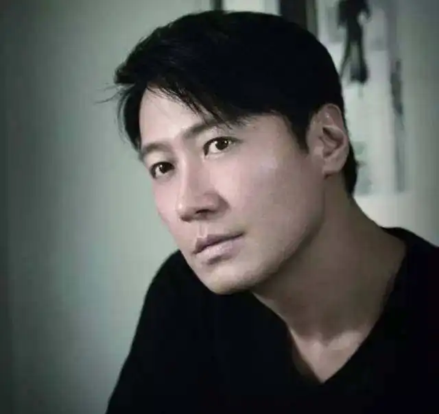  没演技唱歌跑调,他凭什么入主四大天王