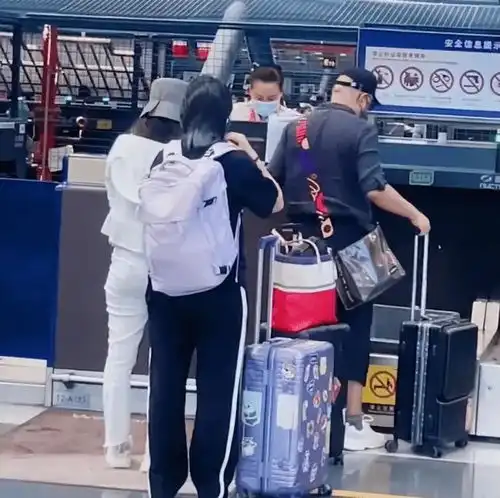  徐峥陶虹带女儿现身机场15岁女儿近照首度曝光