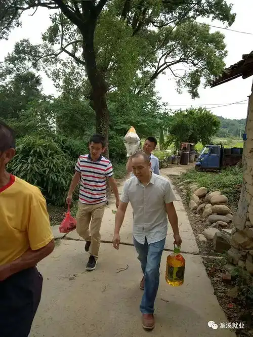  端午慰问贫困户满怀深情送温暖