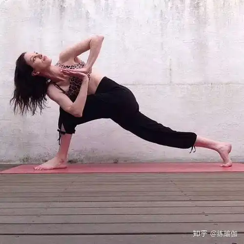  练瑜伽的妹子,安静时美若天仙,动起来真的很尴尬