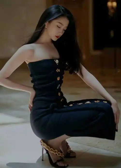  关晓彤的甜美造型,流于平常御姐造型,却让人眼前一亮,why