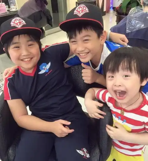 年仅五岁就年入百万,患皮肤病还坚持工作,已成父母摇钱树
