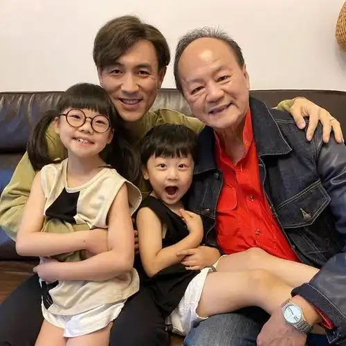  狄龙庆祝父亲节,祖孙三代同框长相太相似,41岁儿子已成tvb视帝