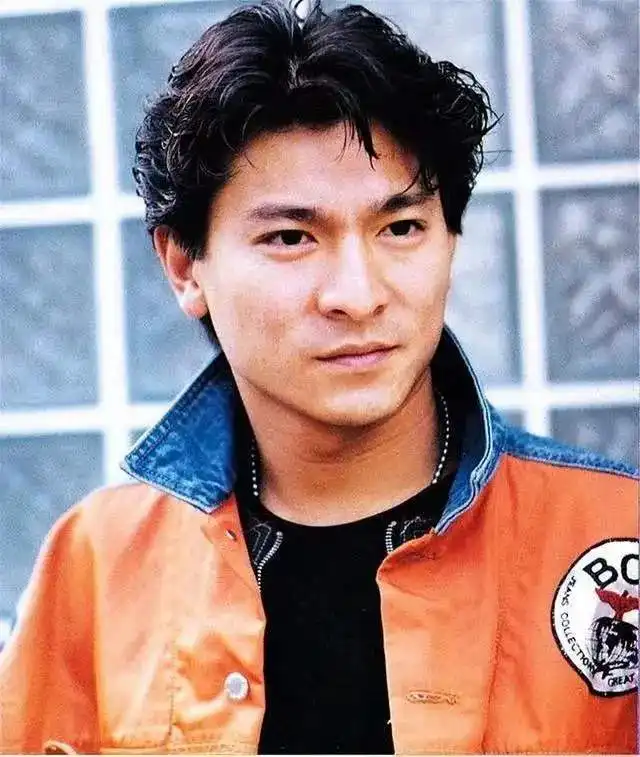  刘德华上海演唱会收入至少3亿黄牛几十倍加价,天王自己都无奈