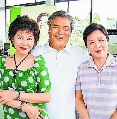 72岁雷洪坦言有钱就乱搞,现实版韦小宝,1个妻子6个小妾
