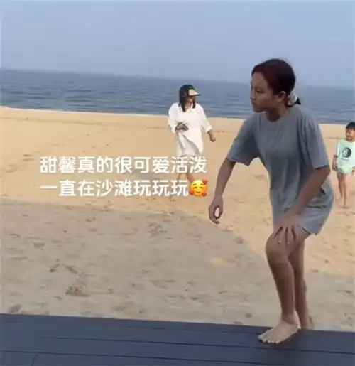  12岁甜馨海边被偶遇,漂染红发又黑了一个度,身体发育太明显