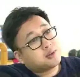  于正连发4条微博斥责造谣与网友互撕,被黑透的关晓彤想必正偷着乐呢