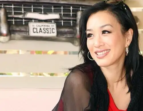  微胖女孩穿衣指南,乐基儿和钟丽缇有经验,一个御姐,一个天仙红唇模特网易订阅