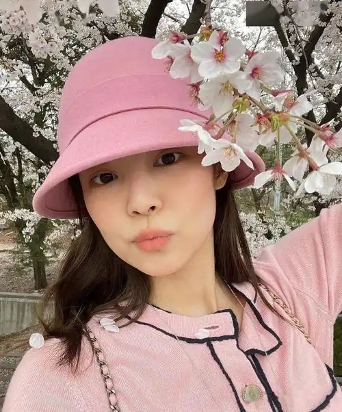  下周穿什么半个朋友圈都在打卡樱花照,刘雯的真脱俗