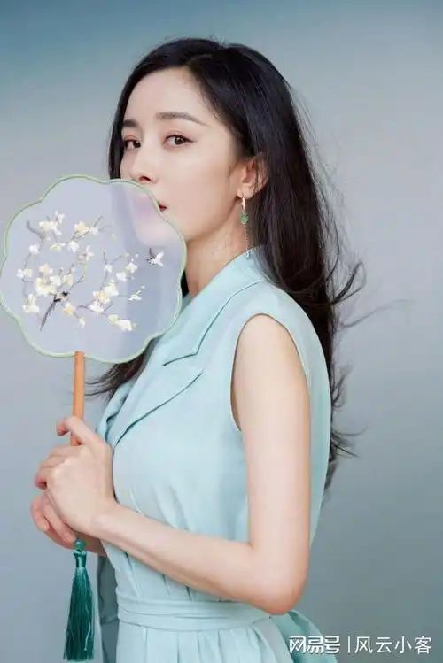  杨幂国风裙扇子遮面,显得清新纯美