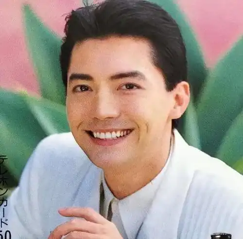  事实证明,71岁无妻无子的尊龙,已经走上了人生另一条大道