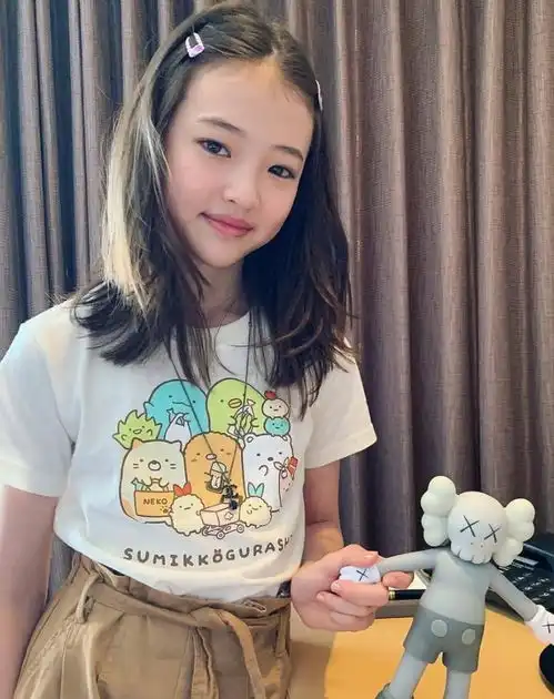  她12岁就成yg旗下最火童模,穿裙后的腿,一般人真的达不到