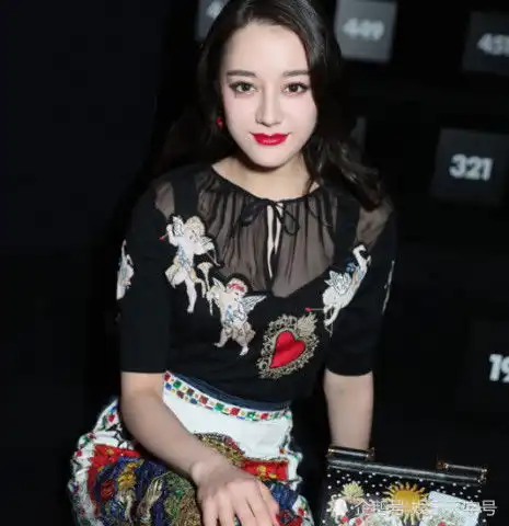  迪丽热巴把扑克玩到了米兰时装周上,惊艳变身梅花女王