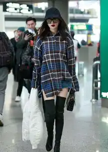  杨幂格子衫深红唇彩现身机场,这造型小编不敢恭维