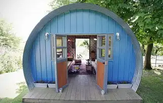  欧美女性流行在家里的后院建私人密室