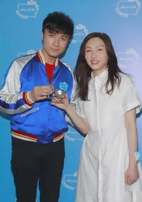  古巨基在41岁时,娶了比他大5岁的经纪人陈韵晴,为了怀孕花了一百多万