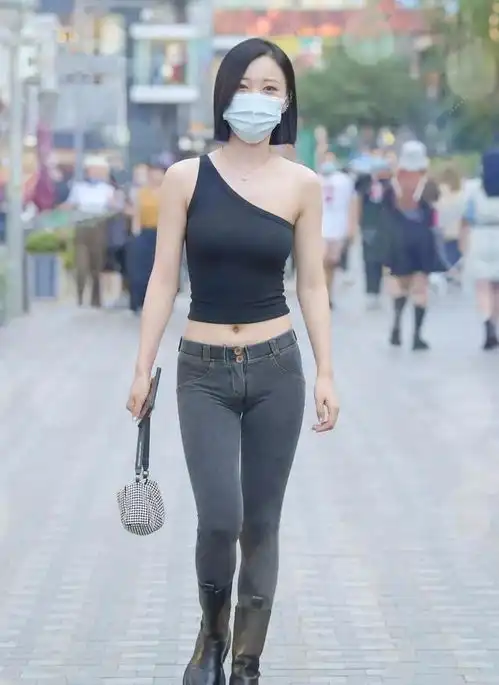  打底裤的装扮时髦又高级,带来精致的风格,拥有强烈的时尚触觉