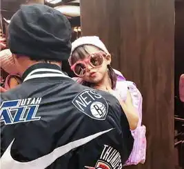  昆凌撇下老公女儿带儿子度假,小小周趴在外公怀里做鬼脸超可爱