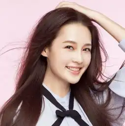  李沁近日现身,心情大好面带笑容,一身浅色西装显得人格外精神