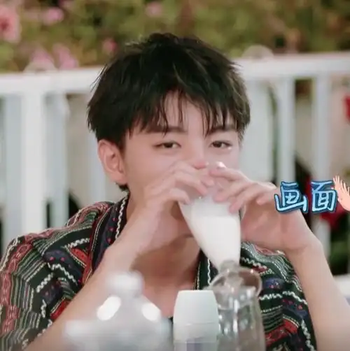  王俊凯喝牛奶被杨紫逗笑,看到下一个画面,不敢相信自己看到了啥