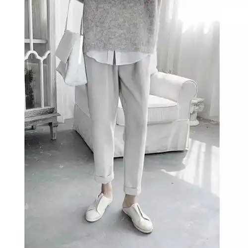  这样的灰色羽绒服如果配白色裤子如下图的话,内搭的款式和颜色除了白衬衫该如何选择呢