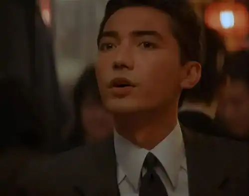  尊龙无父无母真孤苦,有血有泪进梨园晚年拜两棵树为祖父祖母