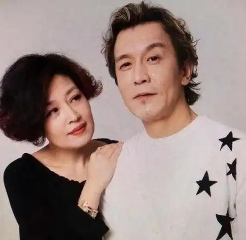  别再可怜李咏了离世5年后医生暴露死亡真相,难怪选择葬身美国