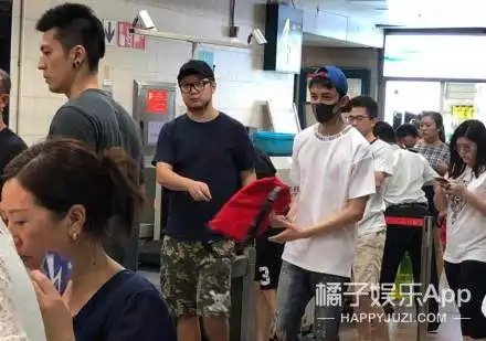  我本想着去地铁偶遇明星,却撞见了一场大型分红包活动..