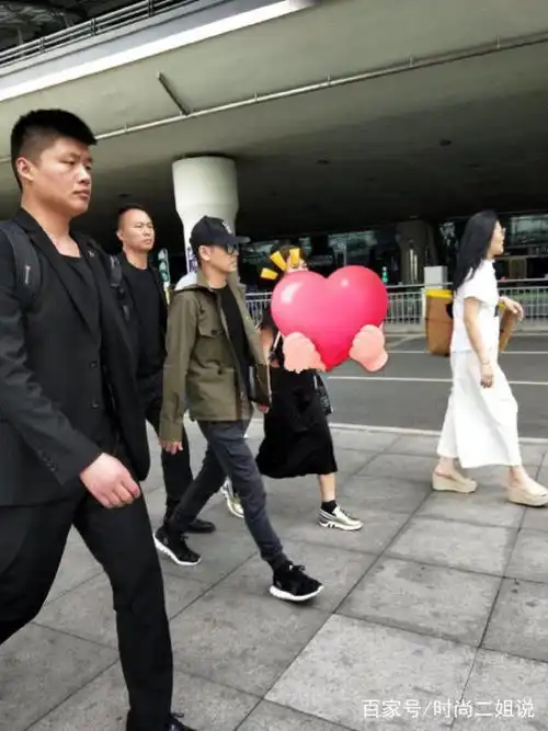  林志颖帅气外出,身穿军绿色夹克脚穿运动鞋,生图也不像45岁