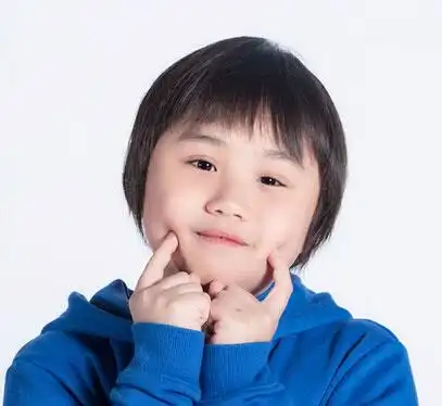  他两岁挣钱养家,父母拿着他挣的钱挥霍,上学时连字母都分不清