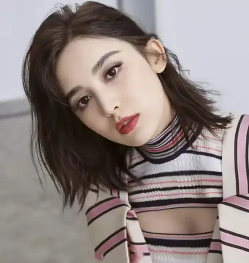  娜扎拍摄杂志大片,穿深v秀身材,演绎冷艳少女