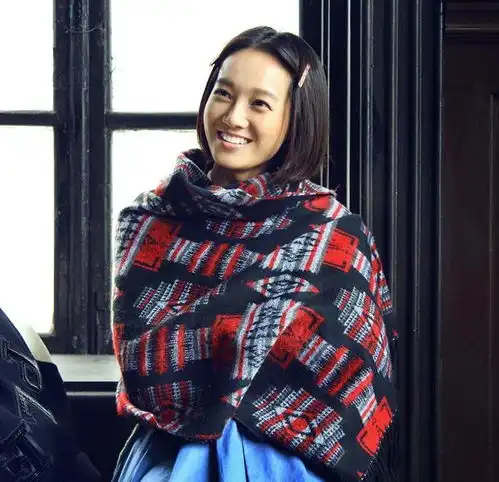  朱丹晒女儿萌照,网友纷纷庆幸小小丹长得好白,没有遗传妈妈